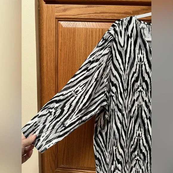 Alfred Dunner Black and White Zebra Print Blouse, EUC, Size 2X - Picture 3 of 4
